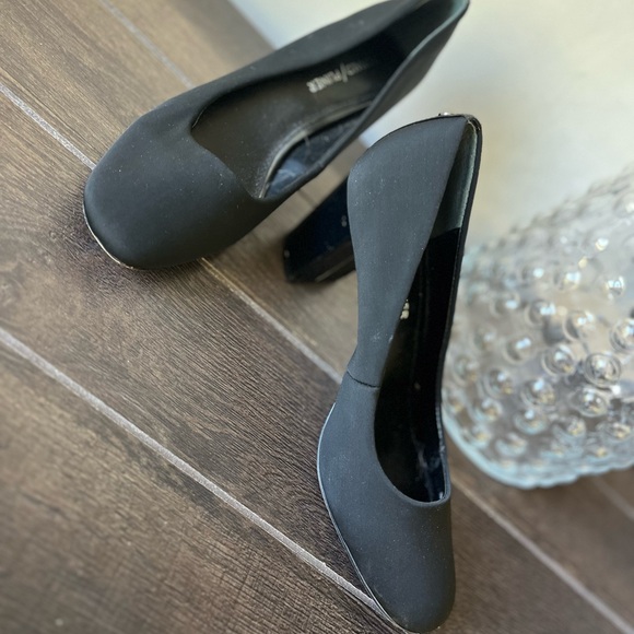 Donald Pliner Block Heels Size 7.5 M Black - Picture 1 of 11